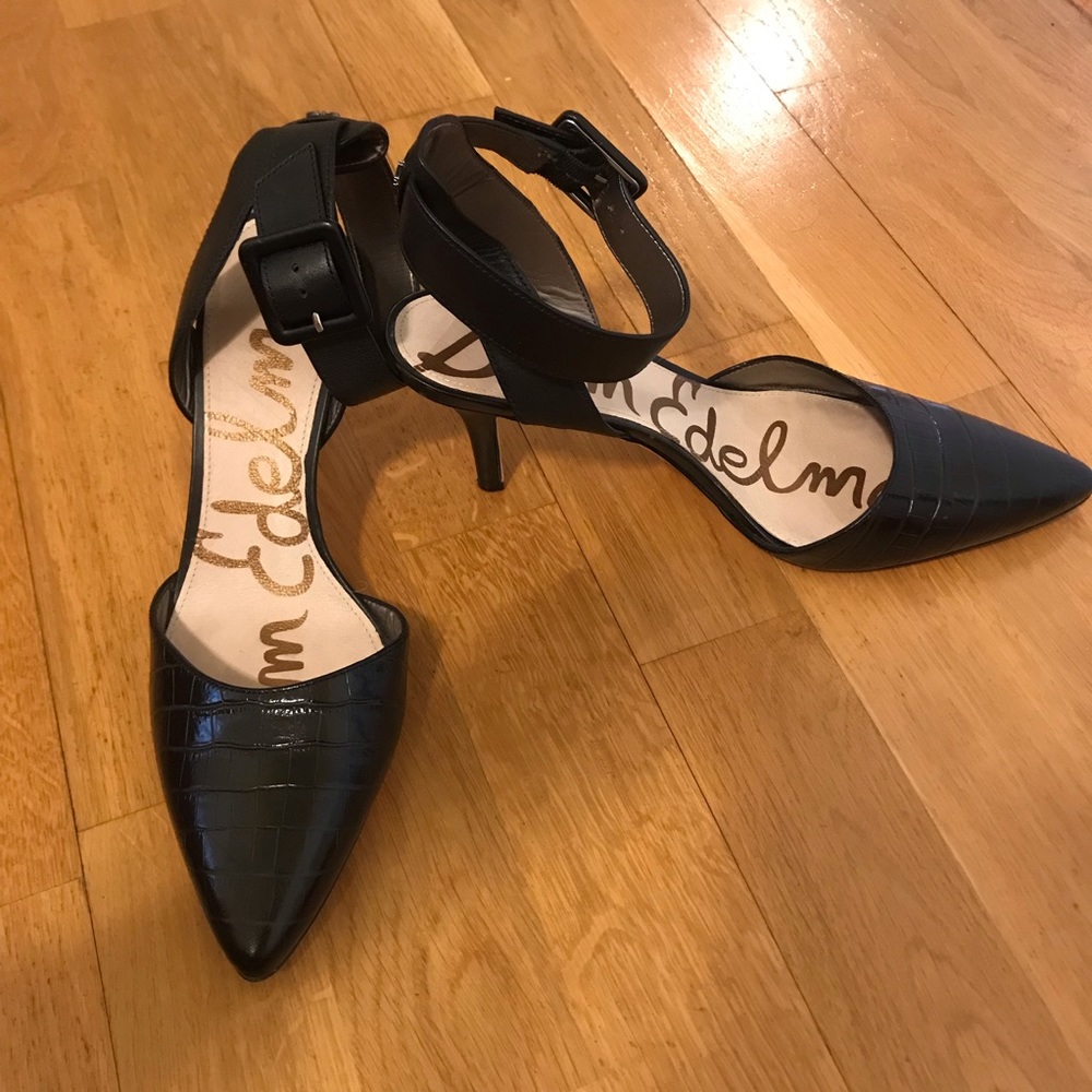 Faux snakeskin heels 🐍